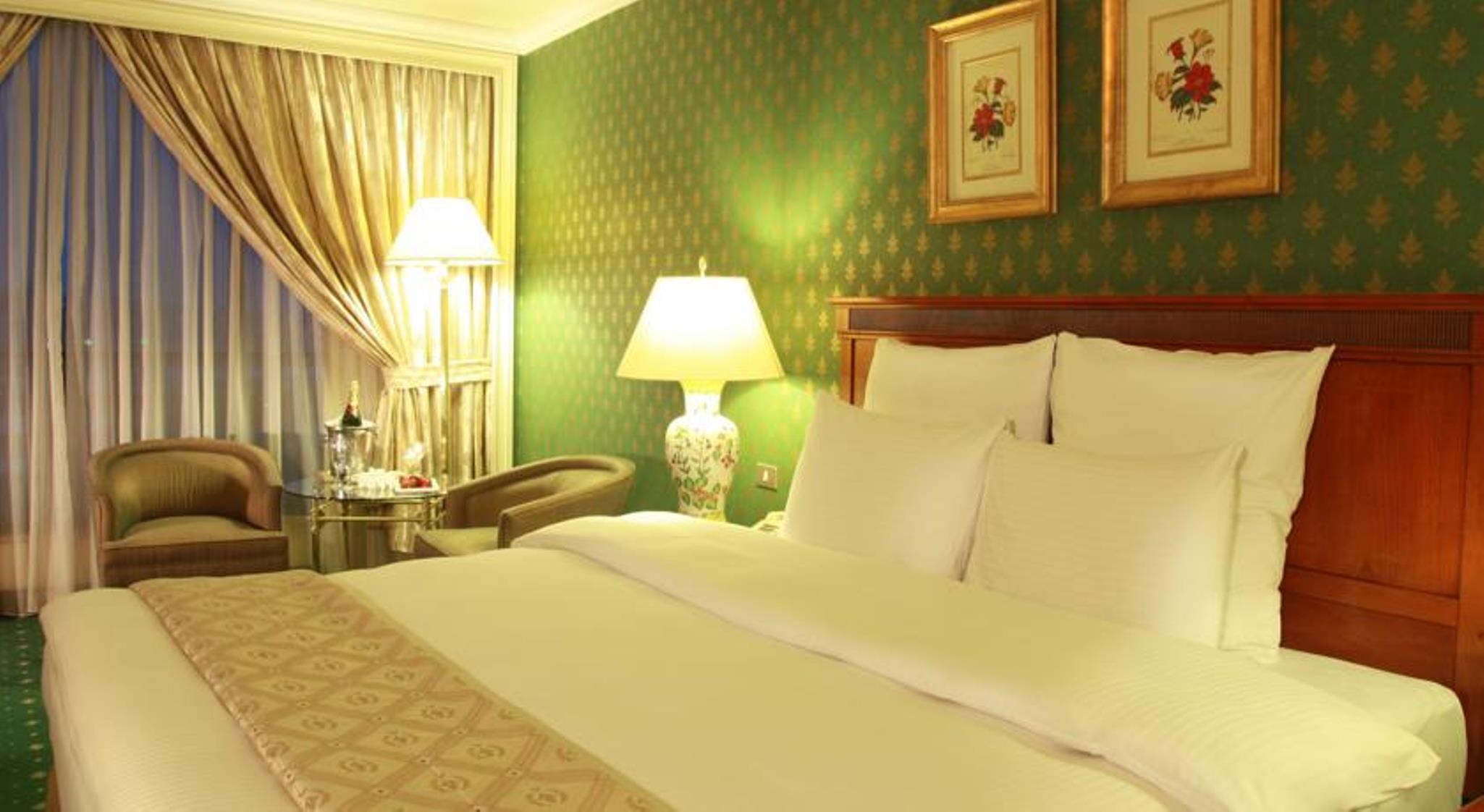 Regency Palace Amman Bagian luar foto A bedroom at the hotel