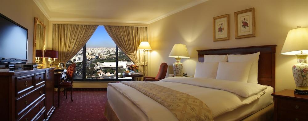 Regency Palace Amman Bagian luar foto A bedroom at the Grand Hotel