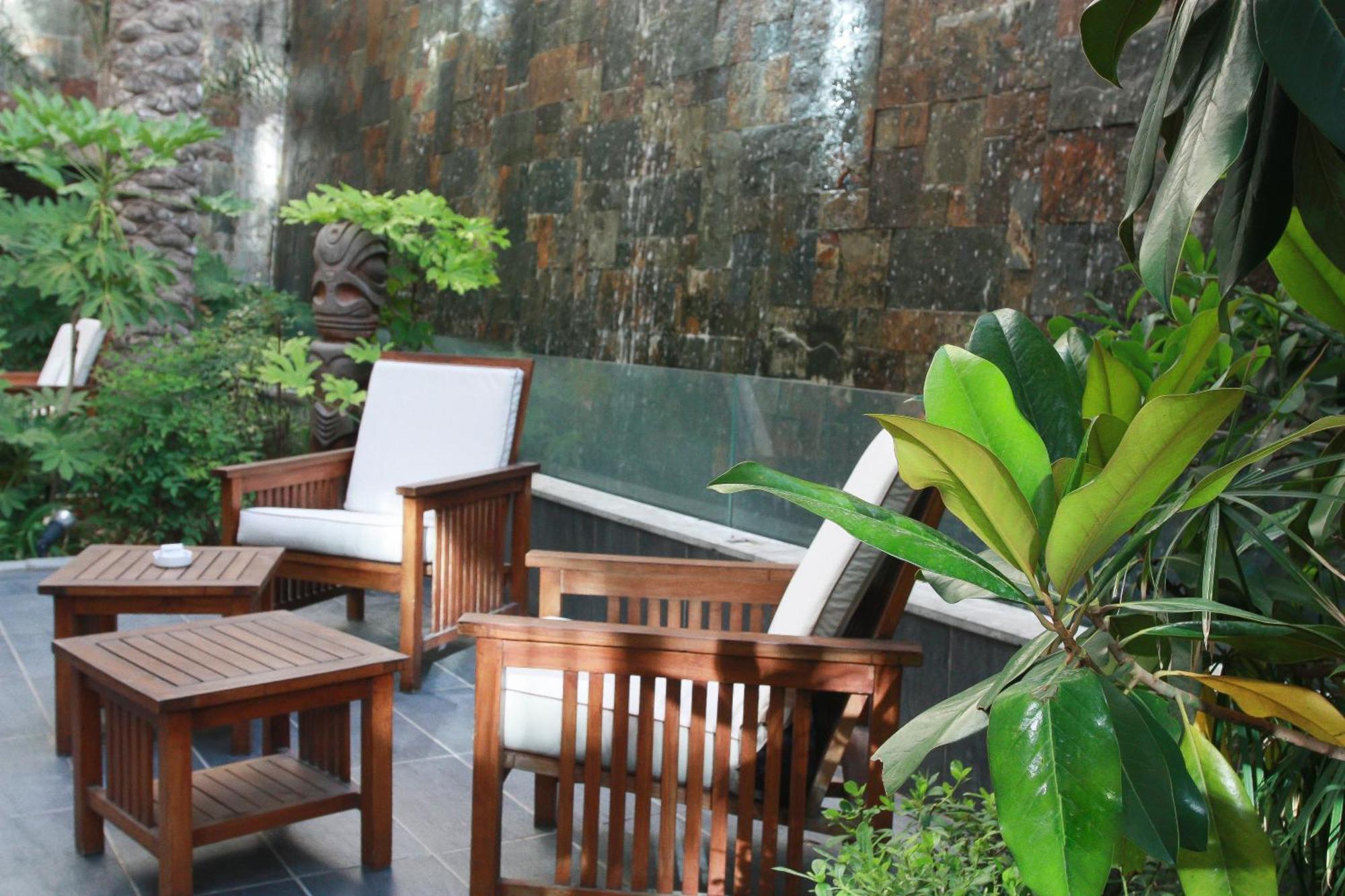 Regency Palace Amman Bagian luar foto A water wall in a garden
