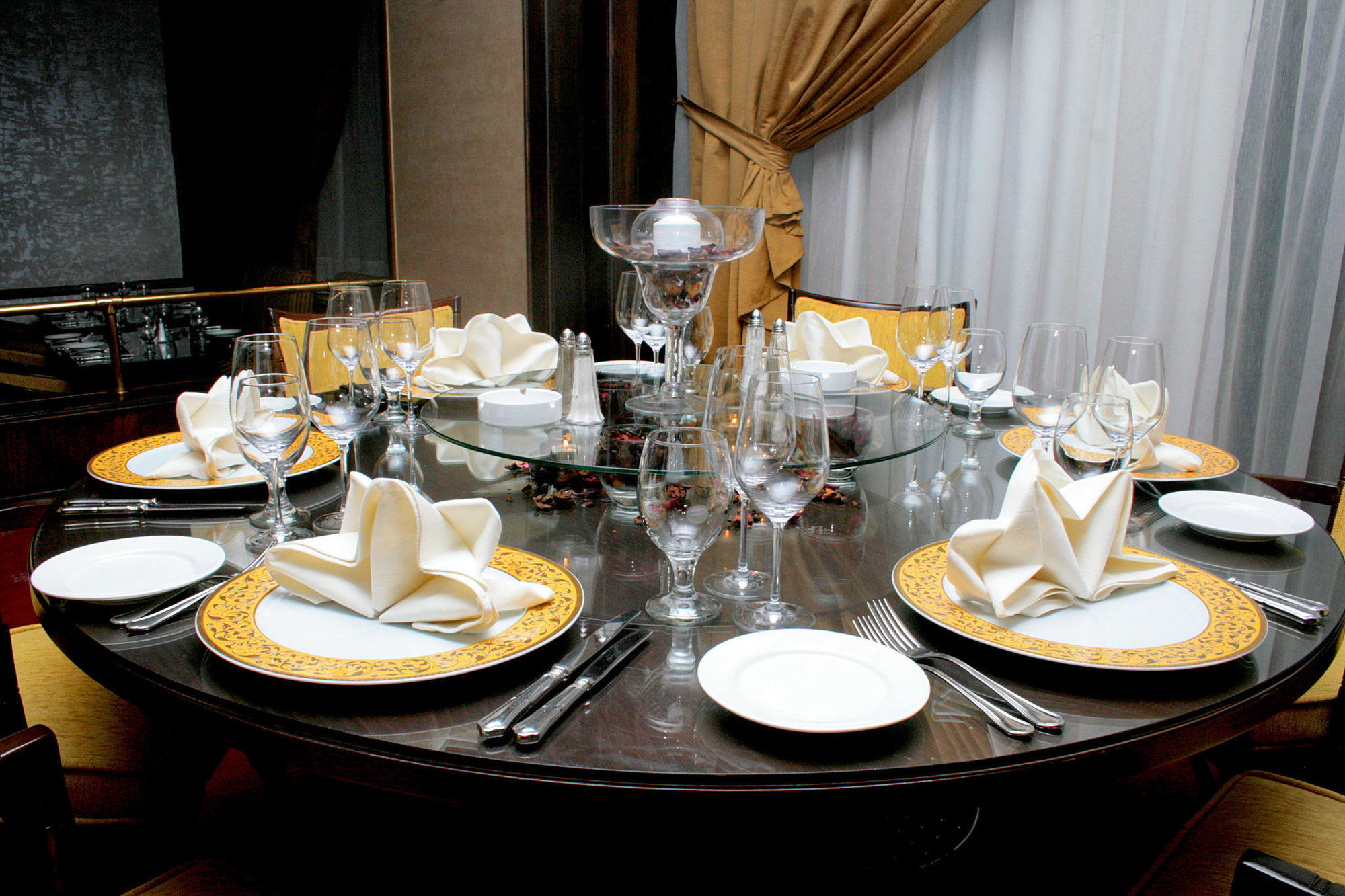 Regency Palace Amman Restoran foto A table set for a formal dinner