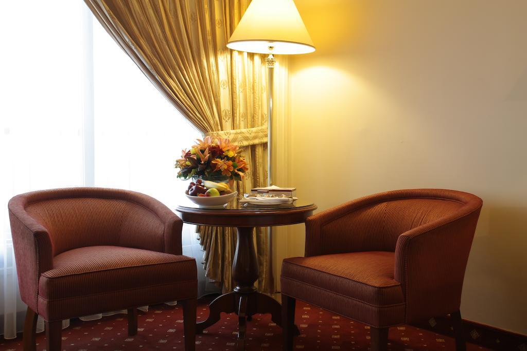 Regency Palace Amman Bagian luar foto A hotel room