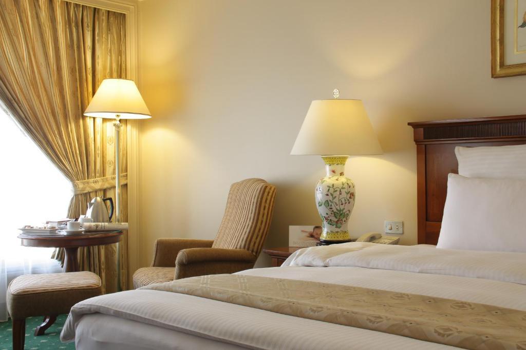 Regency Palace Amman Ruang foto A room at the hotel